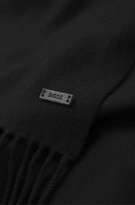 Italian-made scarf in wool with logo patch