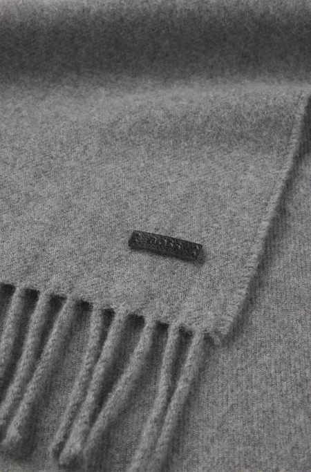 Italian-made scarf in wool with logo patch