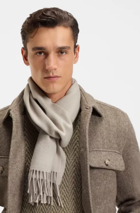 Italian-made scarf in wool with logo patch