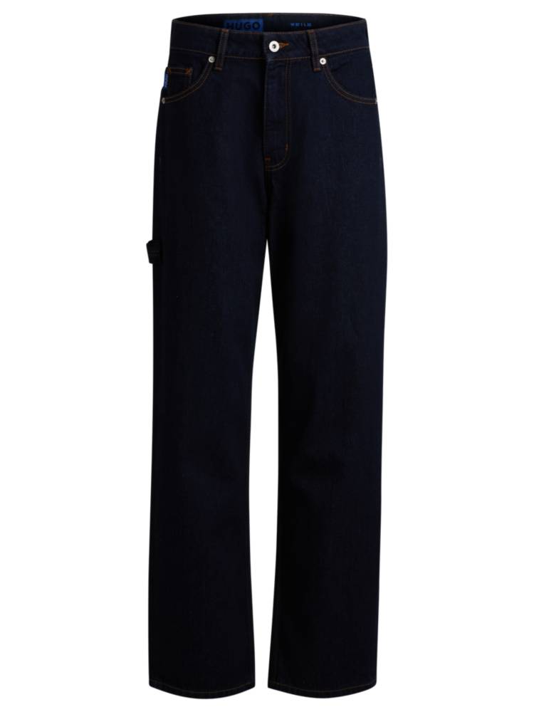 Artikel klicken und genauer betrachten! - HUGO Jeans mit besonders weitem Beinverlauf und Baggy-Passform. Die charakteristische Hose ist aus festem Denim in einem authentischen Dunkelblau gefertigt. | im Online Shop kaufen