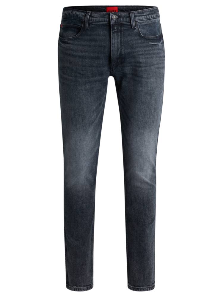 Artikel klicken und genauer betrachten! - Dunkelblaue HUGO Jeans mit mittlerer Bundhöhe. Die extra schmal geschnittene Hose ist aus Stretch-Denim in eingetragener Optik gefertigt. Die Rohstoffe dieses Produkts stammen aus regenerativer Landwirtschaft: Der Ansatz fördert und stellt die Bodengesundheit wieder her und zielt darauf ab, das Klima, Wasserressourcen und die Biodiversität zu schützen und die Regeneration des Mutterbodens zu verbessern. | im Online Shop kaufen