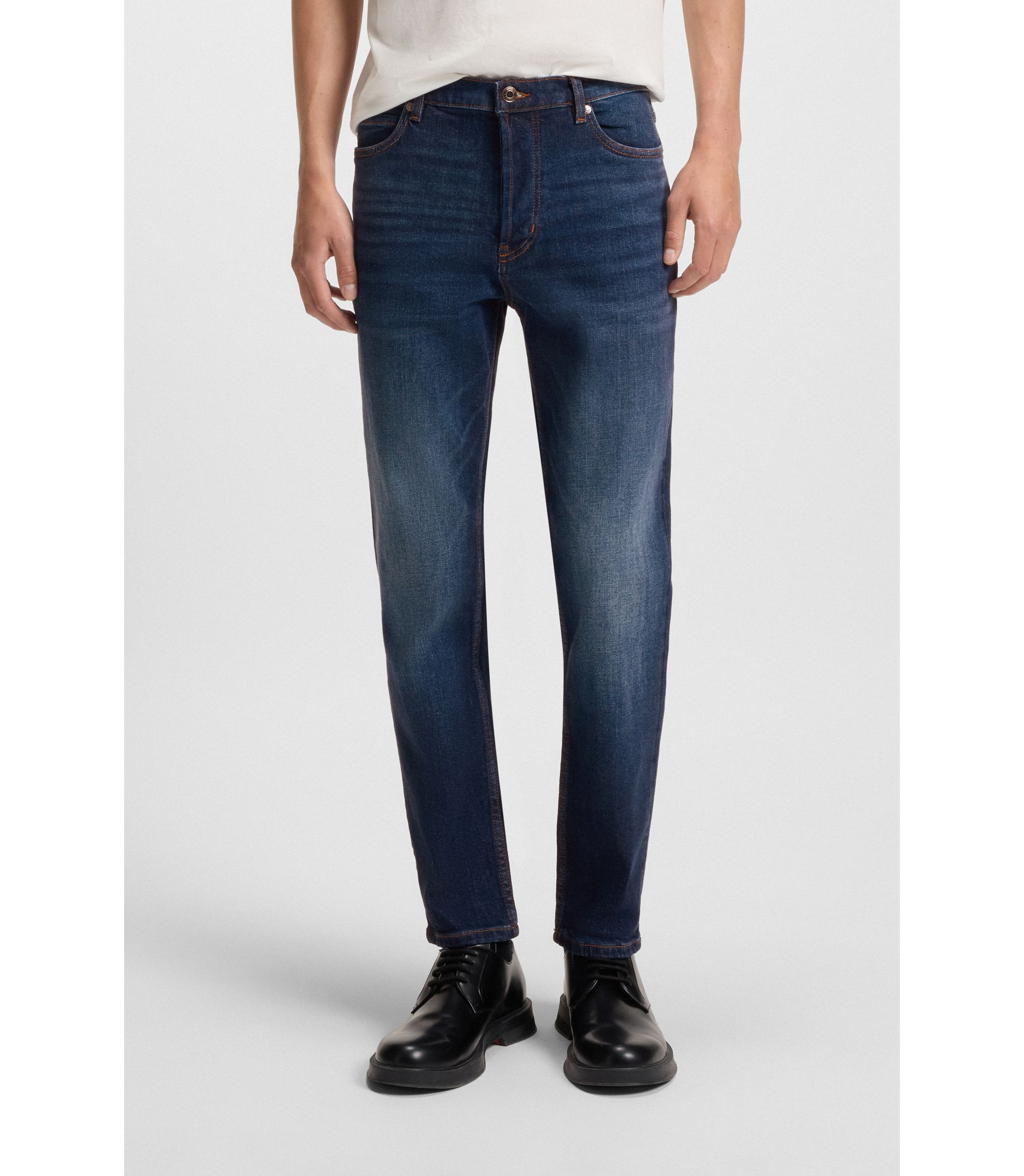 Tapered-Fit Jeans aus dunkelblauem Stretch-Denim