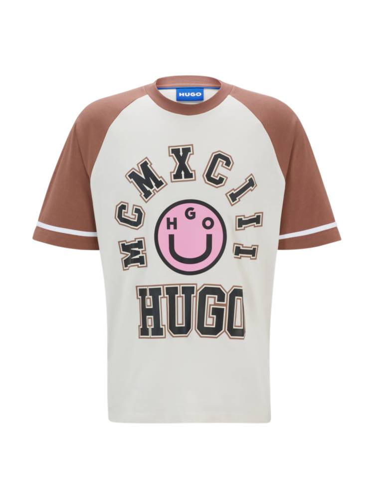 Artikel klicken und genauer betrachten! - Verleihe Casual-Looks mit diesem T-Shirt mit "Happy HUGO"-Print einen originellen Twist. Gefertigt aus bequemem Baumwoll-Jersey in entspannter Passform. | im Online Shop kaufen