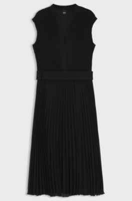 Kleid aus Plissee-Krepp mit eingekerbtem Ausschnitt, Schwarz