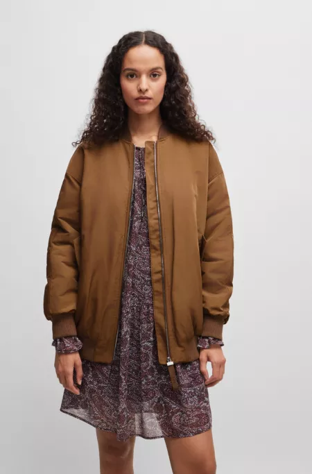 Water-repellent jacket with branded zip puller