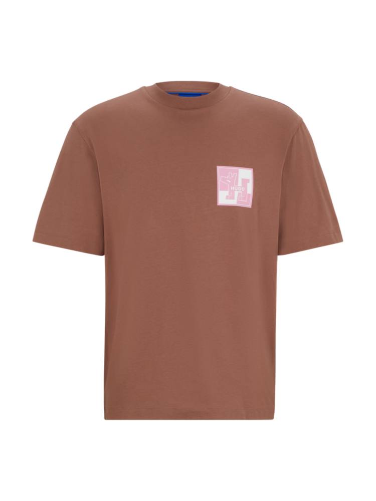 Artikel klicken und genauer betrachten! - Setzt ein Statement: das HUGO T-Shirt mit gerader Passform. Das Top aus Baumwoll-Jersey ist auf Vorder- und Rückseite mit charakteristischen Grafiken bedruckt. | im Online Shop kaufen