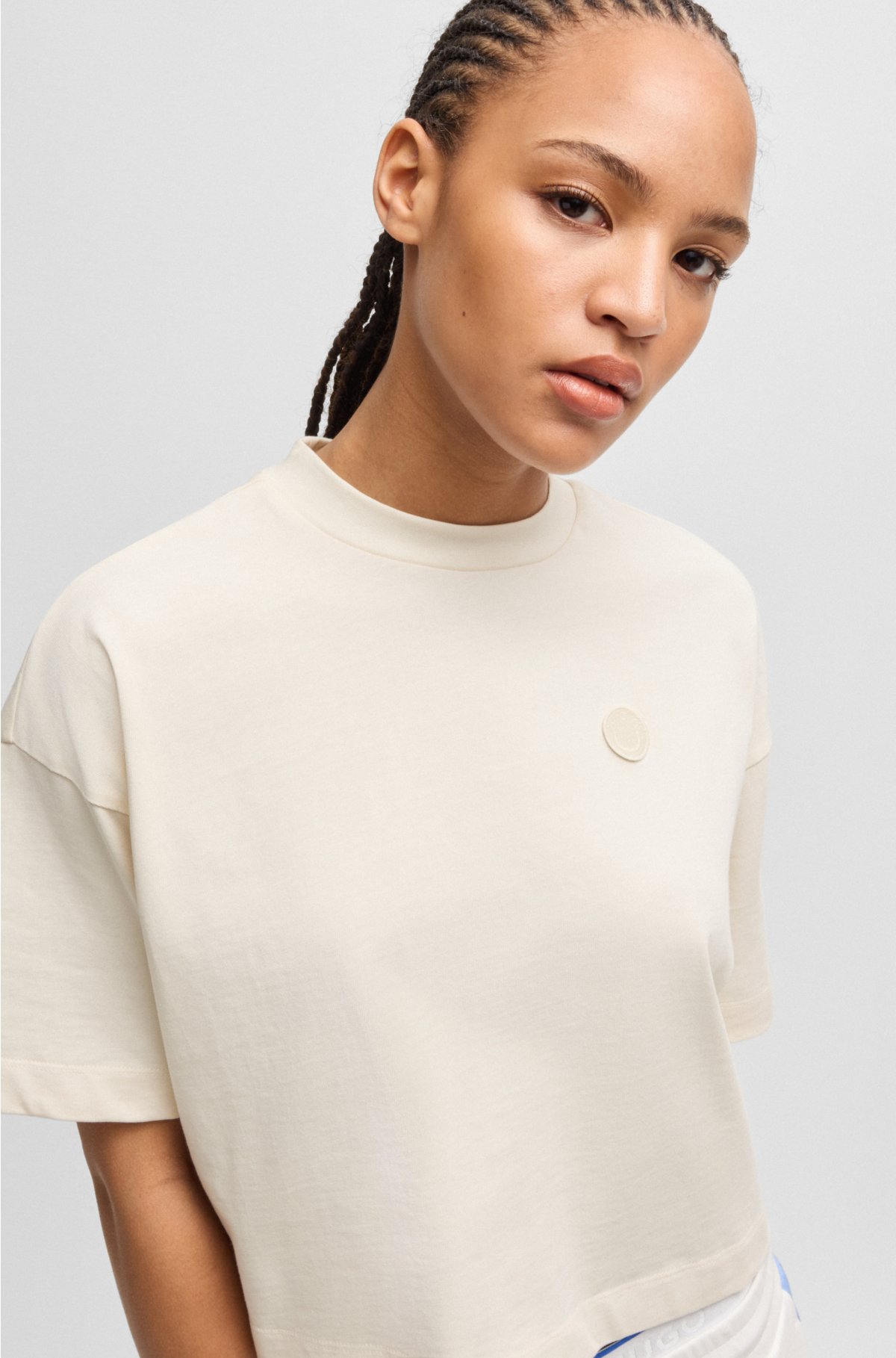 Cropped T-shirt in cotton jersey with logo badge, Natural