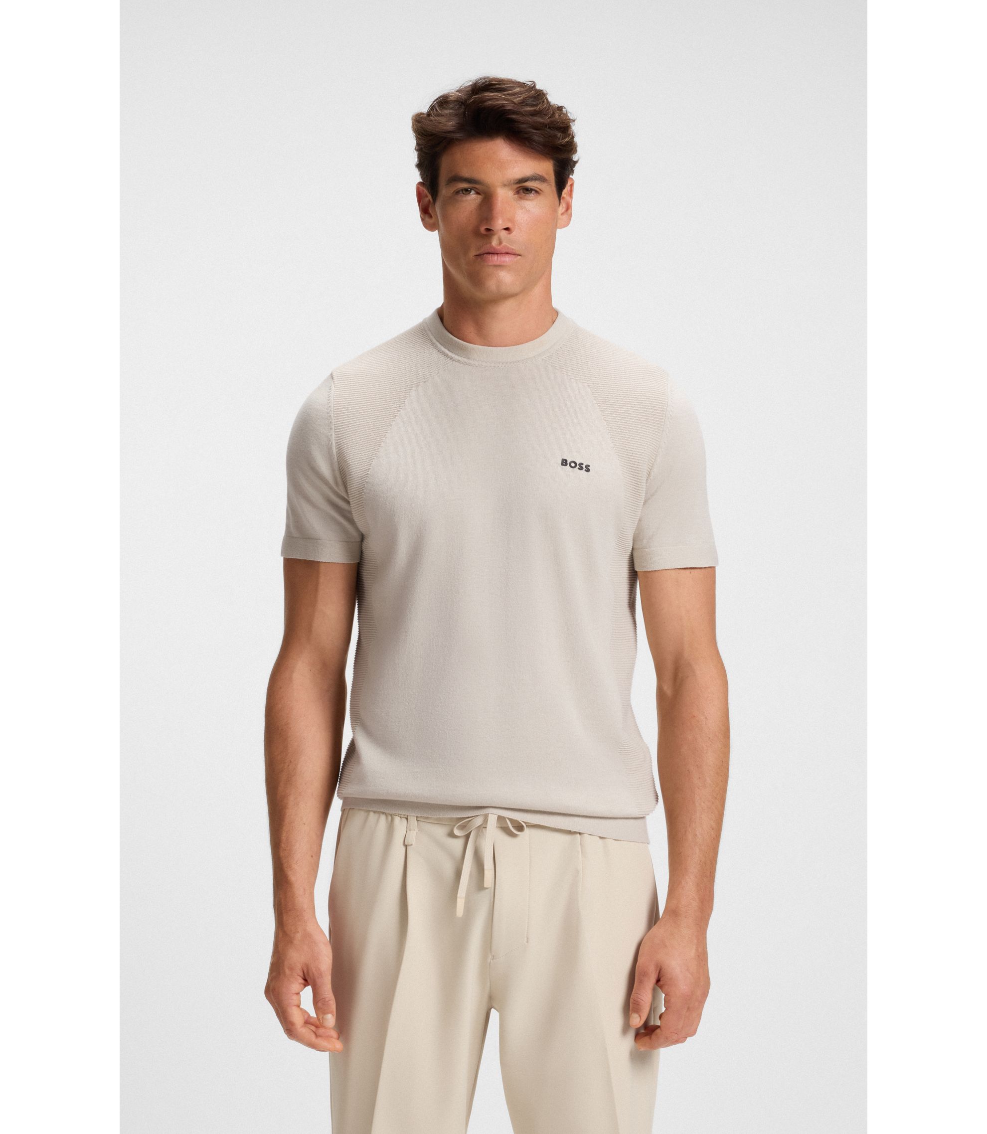 【新品未使用】HUGO BOSSの麻とコットンの半袖ニット BOSS - Active cotton-blend knit T-shirt with mixed structures