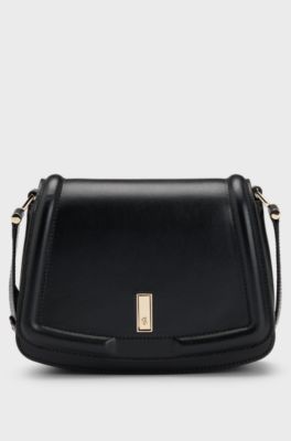 Bolso de piel con solapa, herrajes de la marca y monograma, Negro