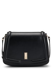 Bolso de piel con solapa, herrajes de la marca y monograma, Negro