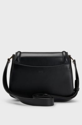 Saddle-Bag aus Leder mit charakteristischen Metall-Details und Monogramm, Schwarz