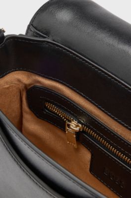 Saddle-Bag aus Leder mit charakteristischen Metall-Details und Monogramm, Schwarz