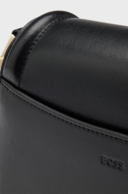 Saddle-Bag aus Leder mit charakteristischen Metall-Details und Monogramm, Schwarz