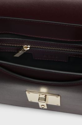 Bolso de piel con solapa, herrajes de la marca y monograma, Rojo oscuro