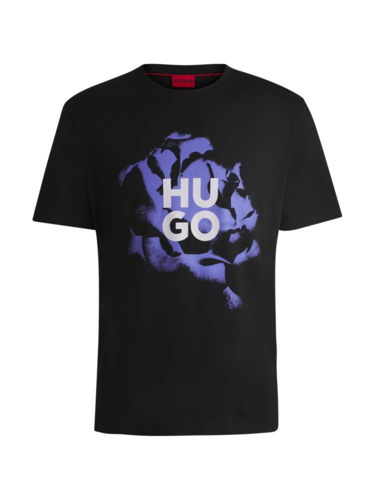 Artikel klicken und genauer betrachten! - Legeres HUGO T-Shirt mit gerader Passform. Das Top aus Baumwoll-Jersey ist mit einem floralen Artwork und einem Stack-Logo bedruckt. | im Online Shop kaufen