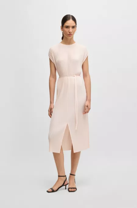 Robe sans manches en tissu plissé très brillant, avec ceinture