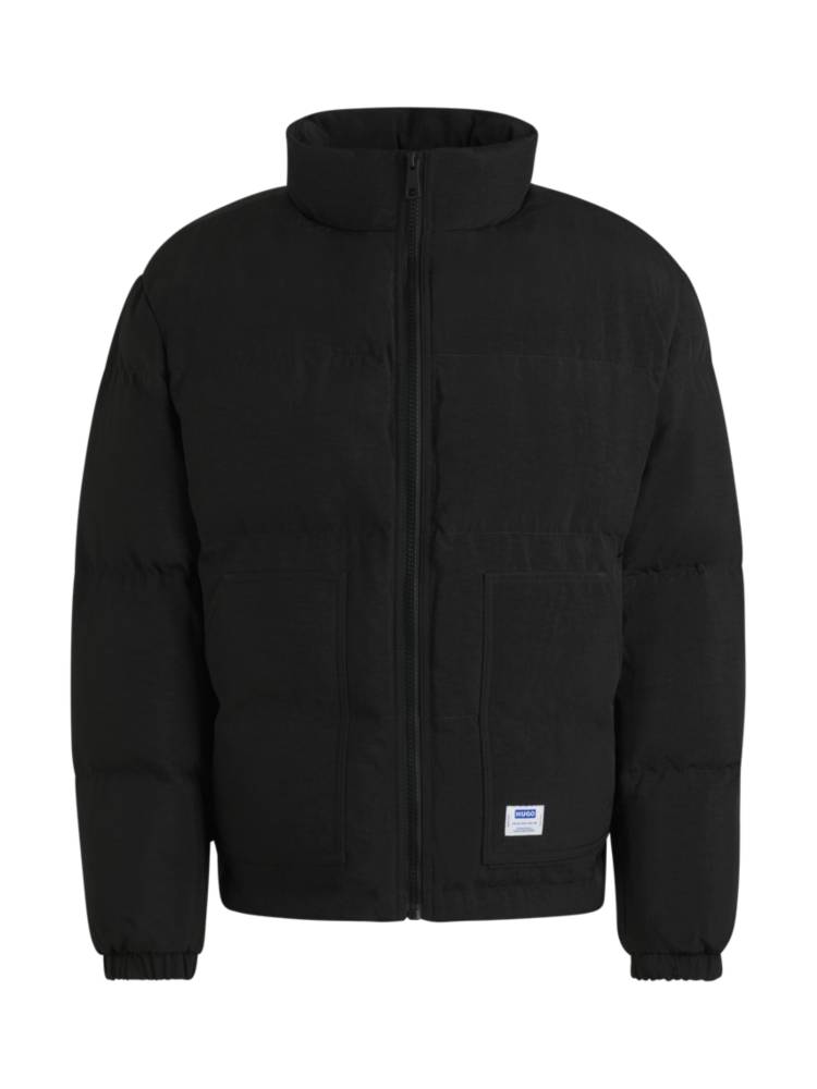 Artikel klicken und genauer betrachten! - Wasserabweisende HUGO Steppjacke mit gerader Passform. Die wattierte Outerwear hat ein Fleece-Innenfutter in den Taschen. Ein blaues Logo-Label rundet das Design ab. | im Online Shop kaufen