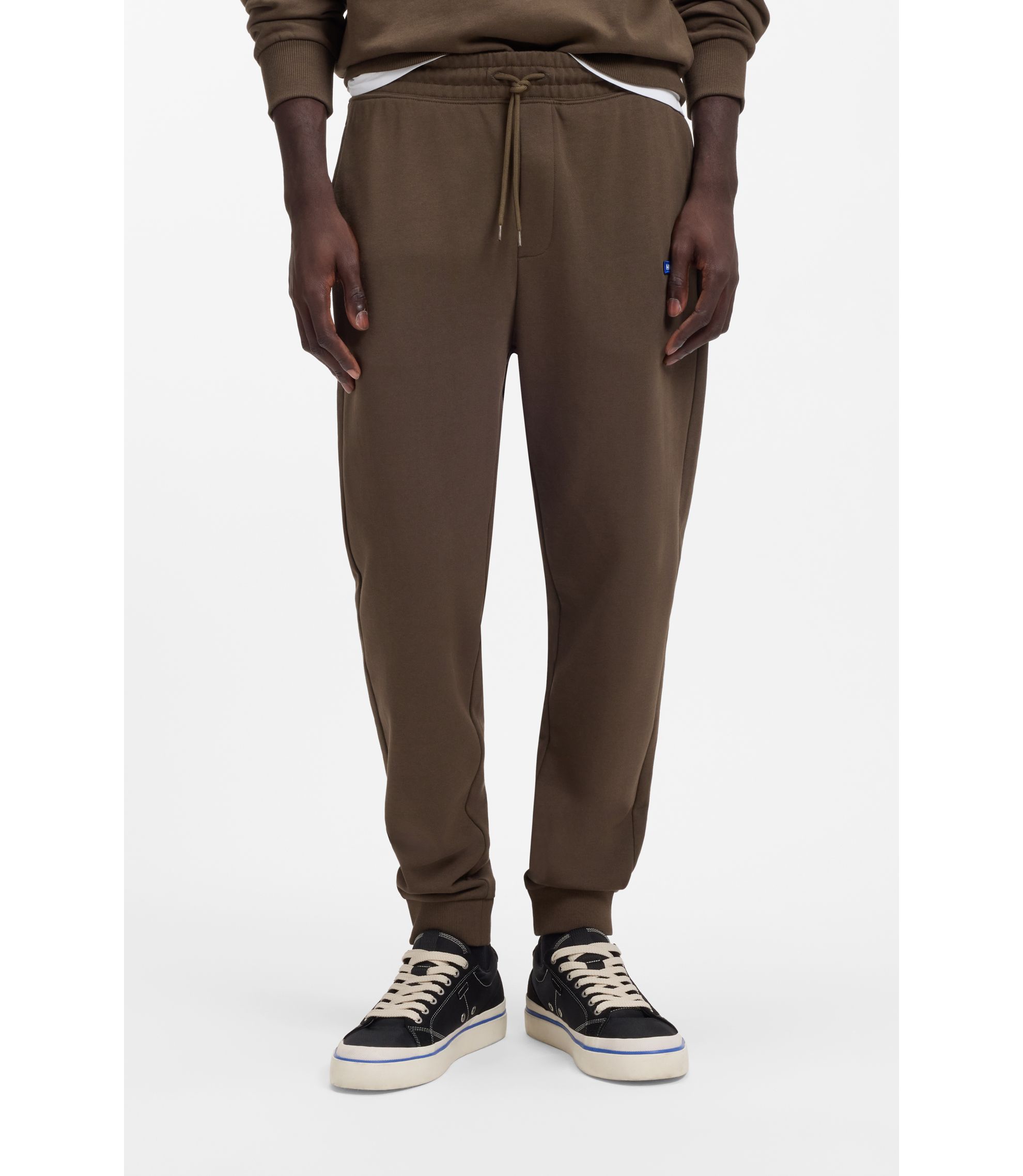 Jogginghose aus Baumwoll-Terry mit blauem Logo-Aufnäher