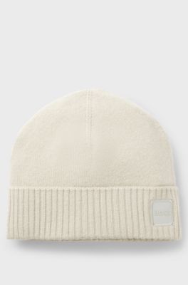 Knitted beanie hat with logo badge, Light Beige
