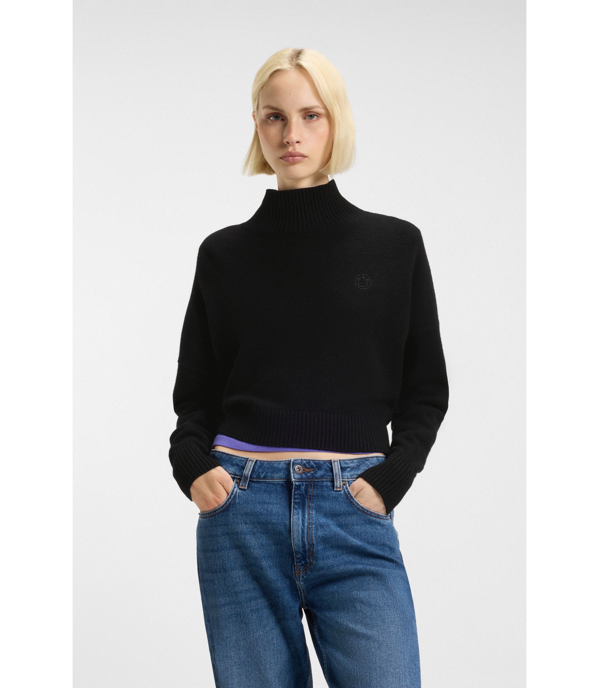 Kurzer Rollkragenpullover mit Happy HUGO Logo-Stickerei