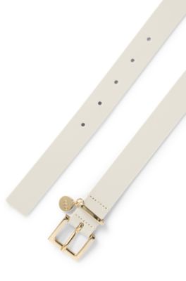 B&auml;lte i italienskt l&auml;der med en guldf&auml;rgad berlock med logga , Naturf&auml;rg