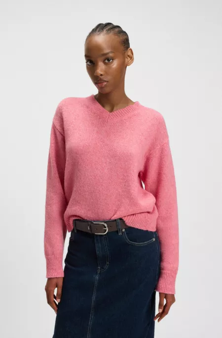 Leather belt with logo-lettering keeper