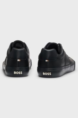 Sneakers aus Kunstleder mit unifarbenen und genarbten Strukturen, Schwarz