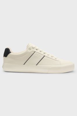 Sneakers in similpelle con lavorazioni a tinta unita e martellate, Bianco