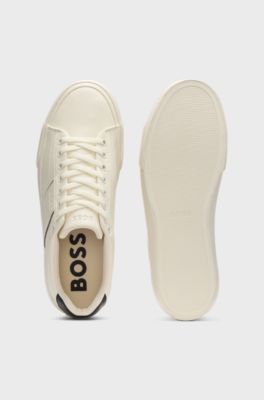 Sneakers i imiteret l&aelig;der med almindelig og kornet tekstur, Hvid