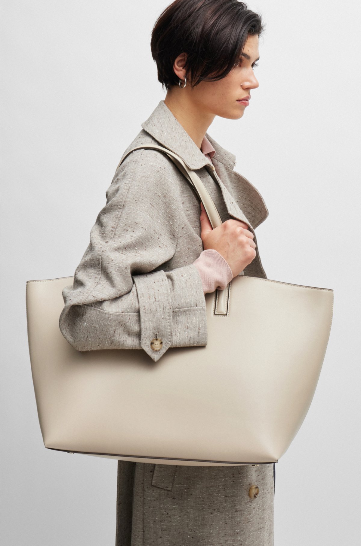 Leather shopper bag with signature hardware, Light Beige
