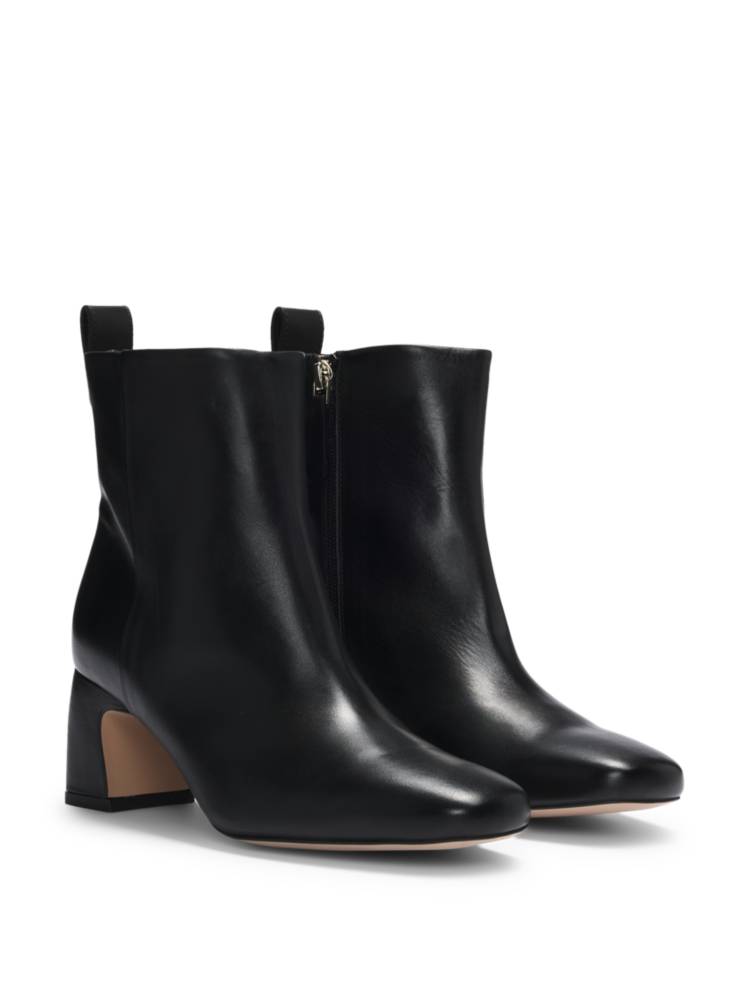 Artikel klicken und genauer betrachten! - Zeitgemäße BOSS Boots mit eckiger Kappe, 6,0 Zentimeter hohem Blockabsatz und Double-B-Monogramm. Die Schuhe werden in Spanien aus Nappaleder gefertigt. | im Online Shop kaufen