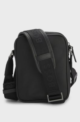 Bolso mensajero con monograma Double&nbsp;B met&aacute;lico, Negro