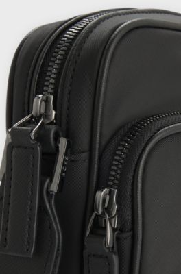 Bolso mensajero con monograma Double&nbsp;B met&aacute;lico, Negro