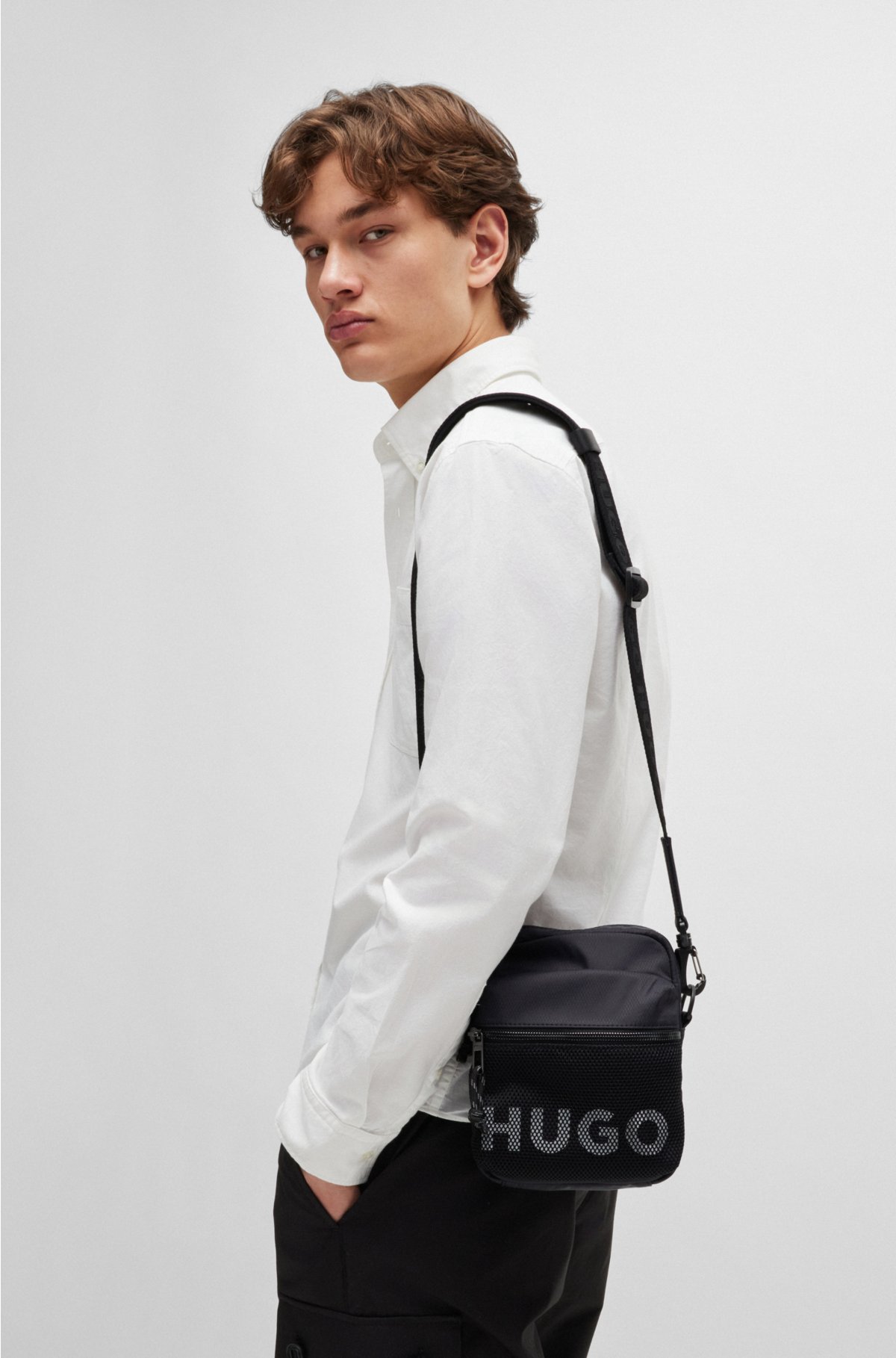 Reporter bag with contrast logo and mesh overlay, Black