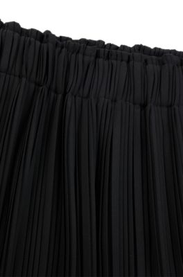 Regular fit-byxor i plisserad cr&ecirc;pe med h&ouml;g midja, Svart