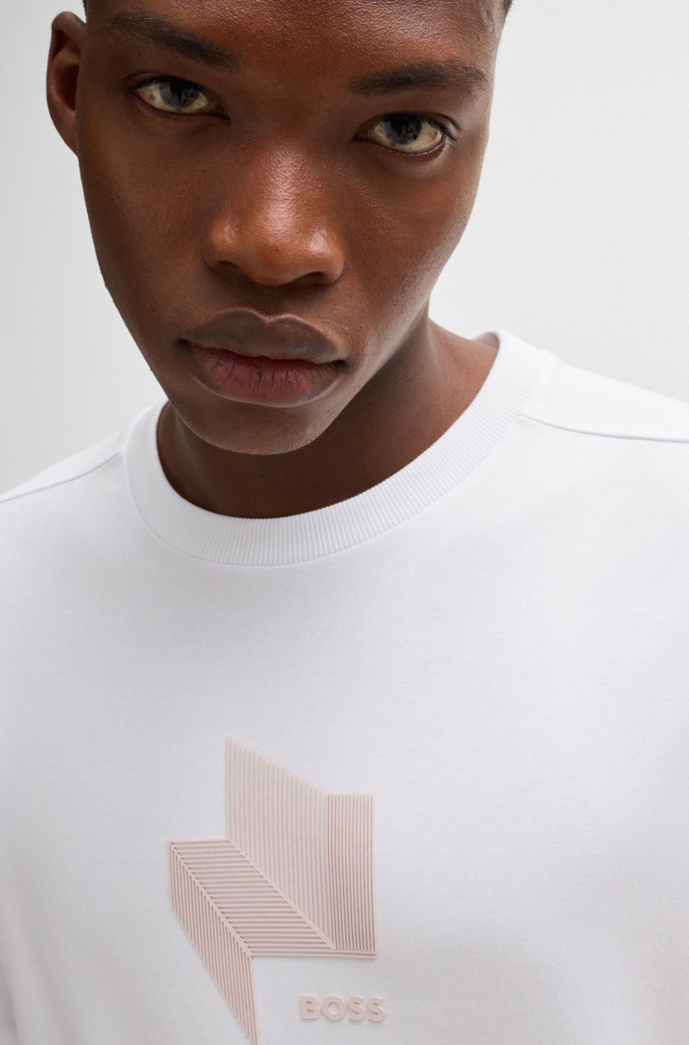 【関税込み】BOSS ホワイト リラックスフィット Tシャツ BOSS - リラックスフィット Tシャツ ストレッチコットン フォト