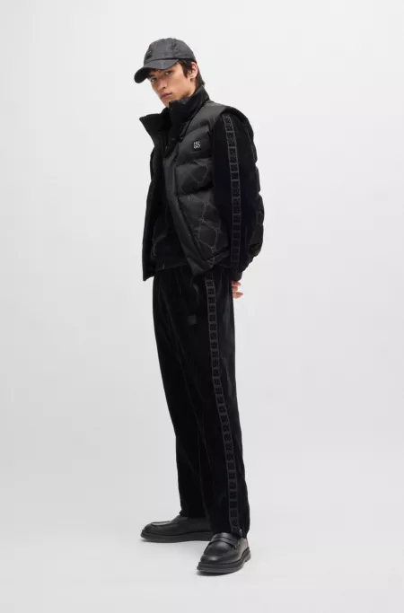 Water-repellent slim-fit gilet with signature jacquard
