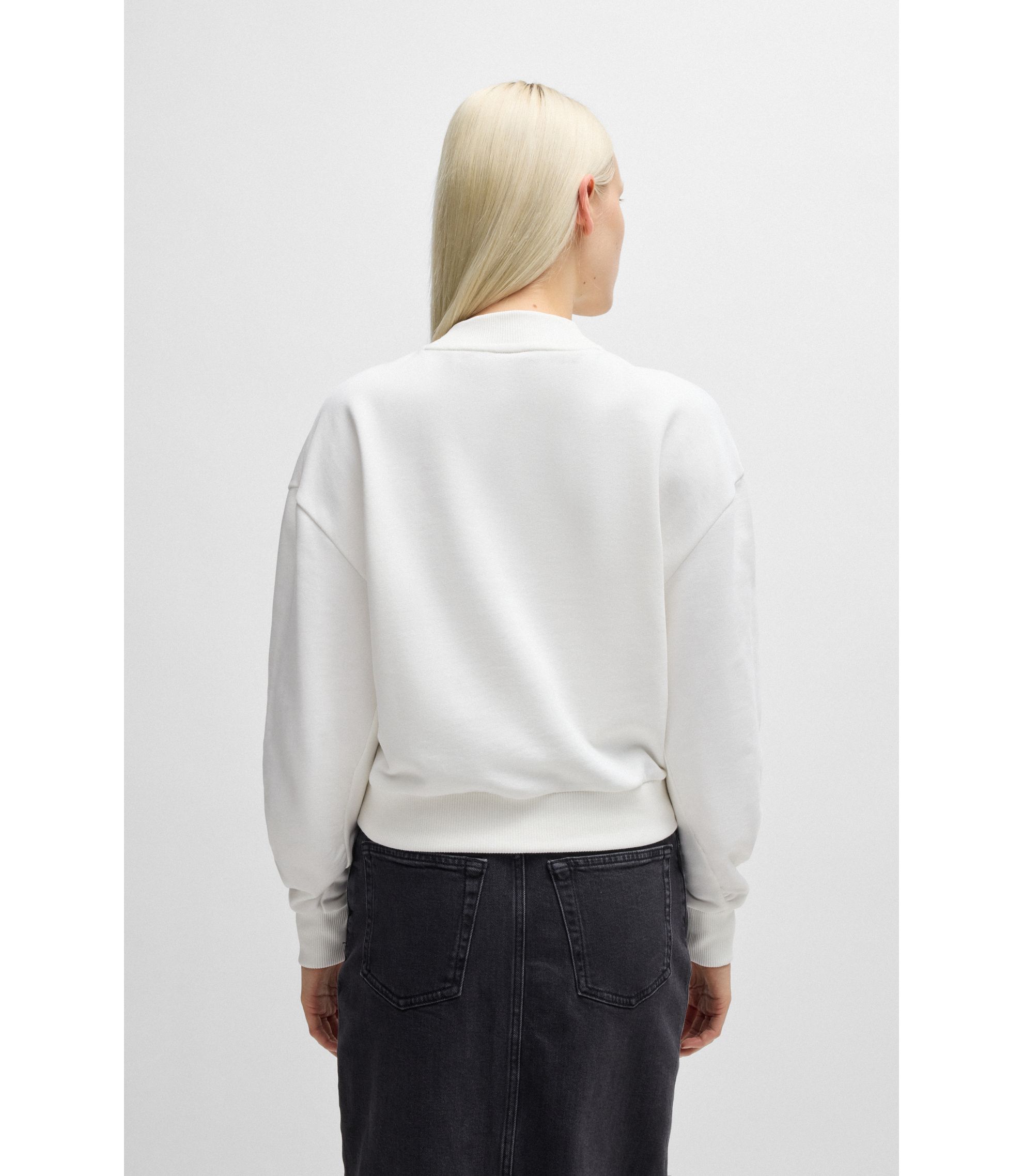 極美品 HUGO BOSS ロゴスウェット ボックスロゴ ホワイト HUGO BOSS (ヒューゴボス) ロゴ刺繍 プルオーバー パーカー