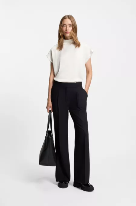 Haut à col montant en satin fluide