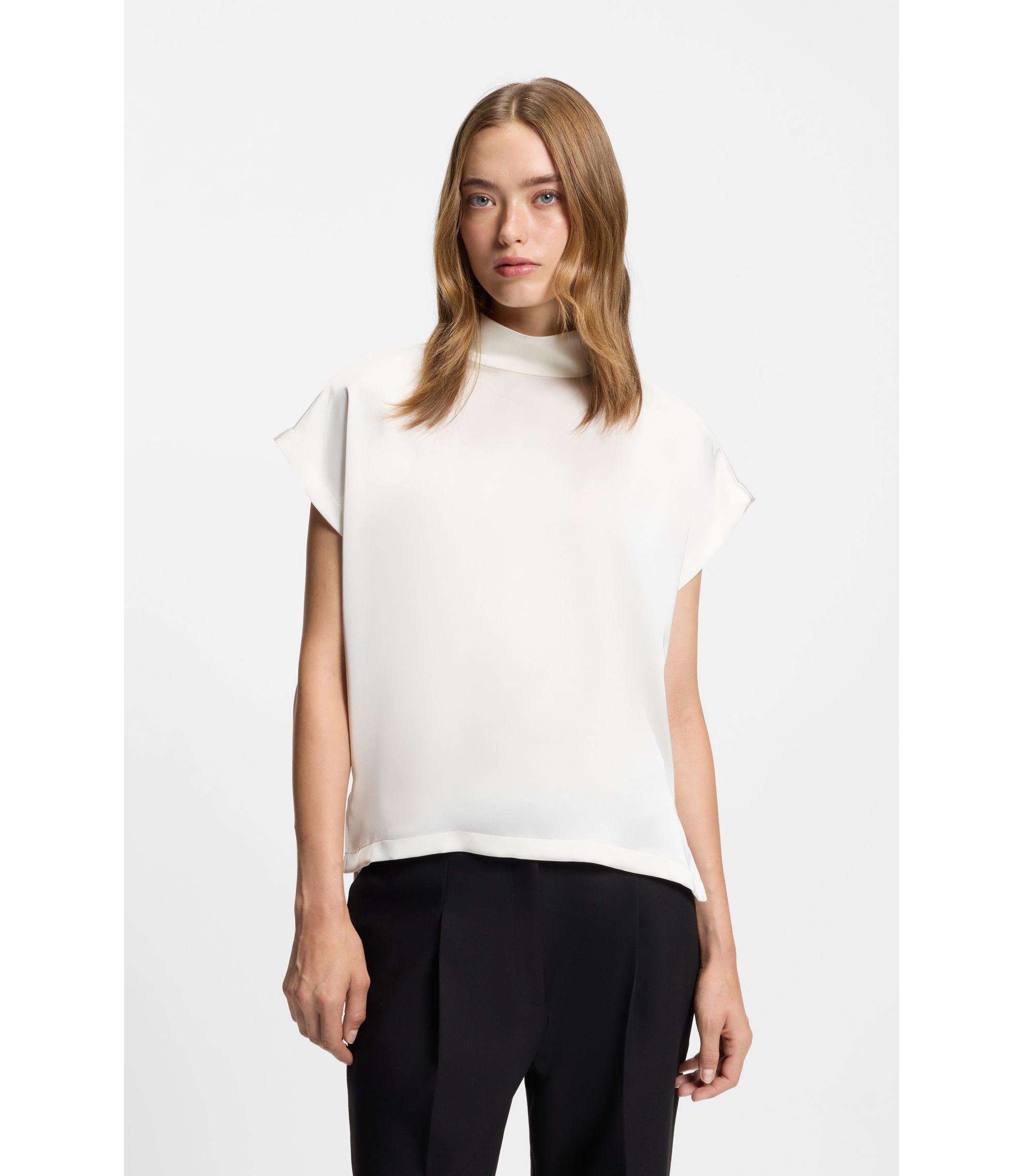 Top aus fließendem Satin mit Stehkragen