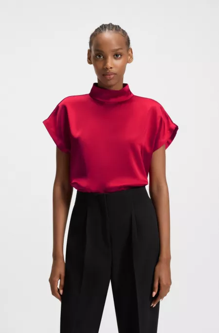 Haut à col montant en satin fluide