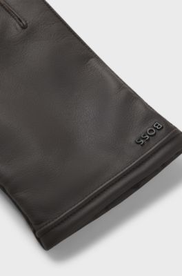 Touch-tech leather gloves with metal logo detail, Dark Brown