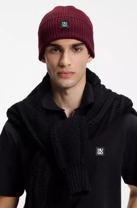 Bonnet en laine vierge avec badge à logo revisité