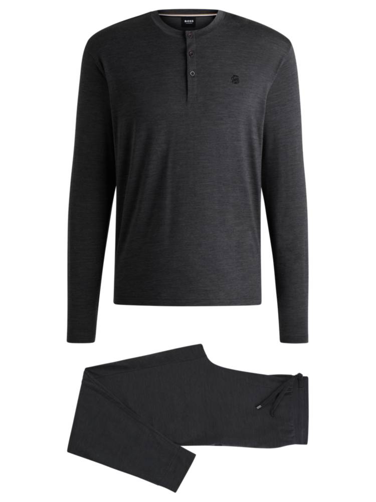 Artikel klicken und genauer betrachten! - Gerade geschnittener BOSS Pyjama aus einem elastischen Gewebe mit Woll-Anteil. Das Set in der Geschenkbox beinhaltet ein Top mit Henley-Ausschnitt und Double-B-Monogrammen. Dieses Produkt wird mit Zellulosefasern gefertigt, die aus dem natürlichen Rohstoff Holz aus kontrolliert bewirtschafteten Wäldern gewonnen werden. Gemeinsam mit externen Organisationen setzen wir uns für den respektvollen Umgang mit Urwäldern und gefährdeten Wäldern ein. | im Online Shop kaufen
