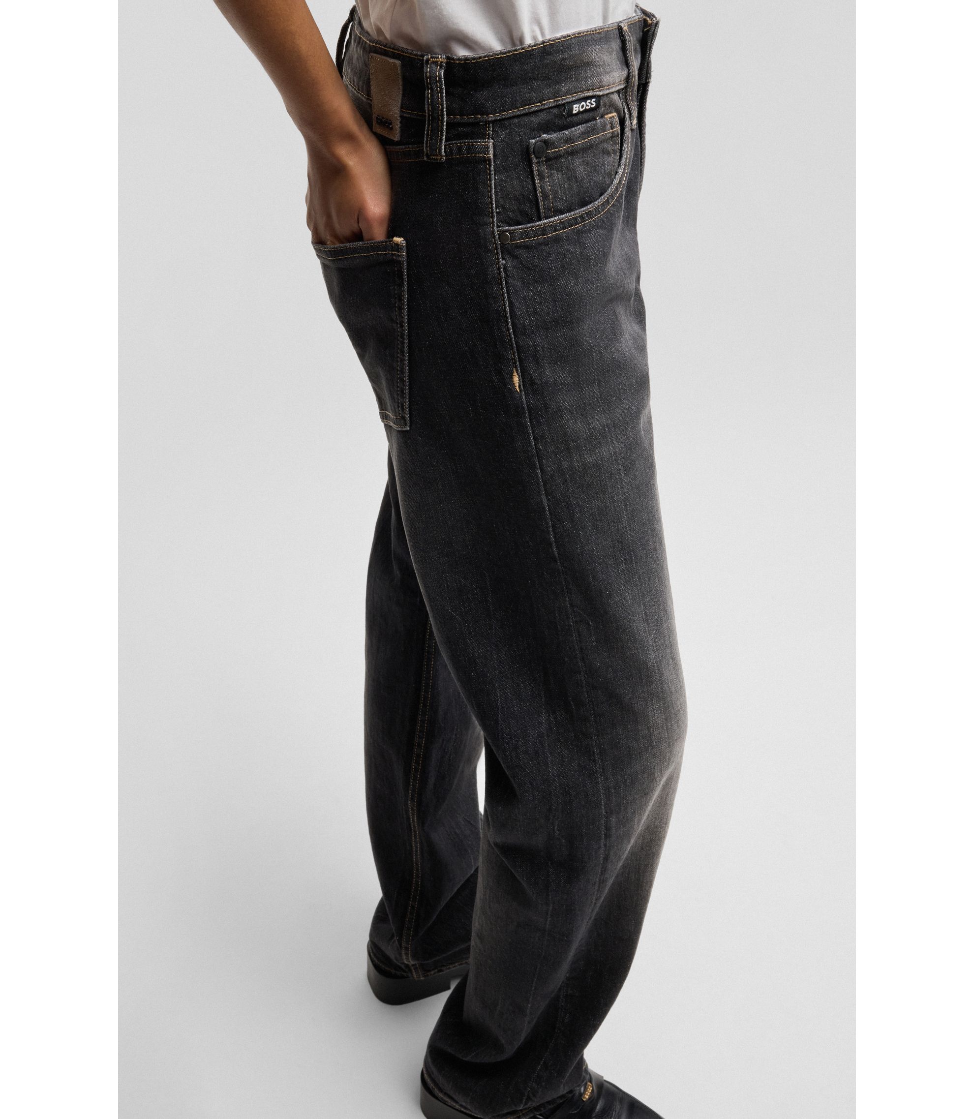 BOSS - ストレートフィットジーンズ フェイデッドブラック コンフォートストレッチデニム - ブラック HUGO BOSS 【BOSS ORANGE 】ブラックデニムストレートジーンズ