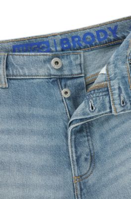 Jeans con fit affusolato in denim elasticizzato blu acceso, Celeste