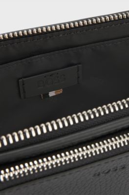 Crossbody-v&auml;ska i italienskt l&auml;der med polerad logga i metall , Svart