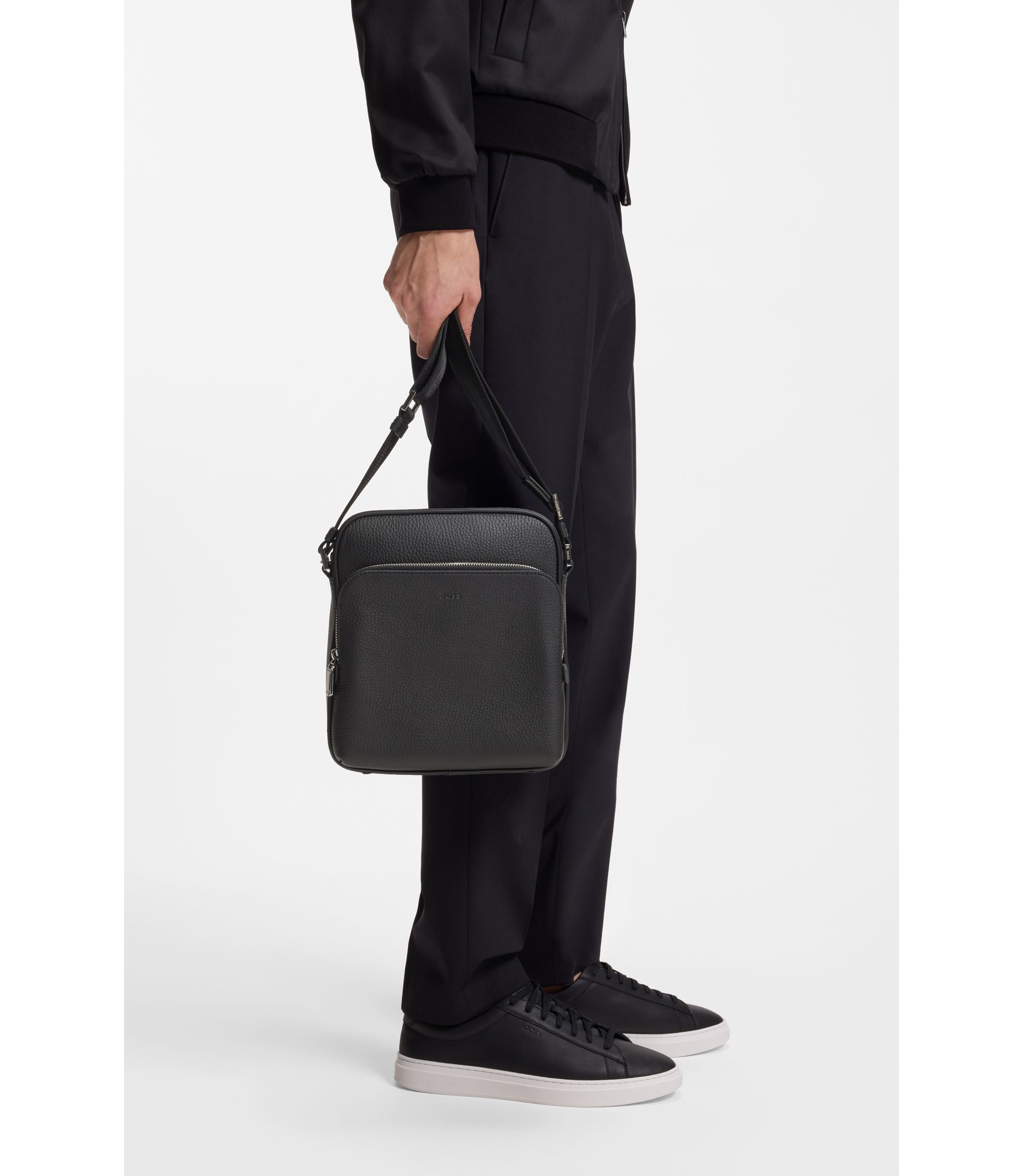 BOSS - イタリアンレザー レポーターバッグ エンボスロゴ - ブラック