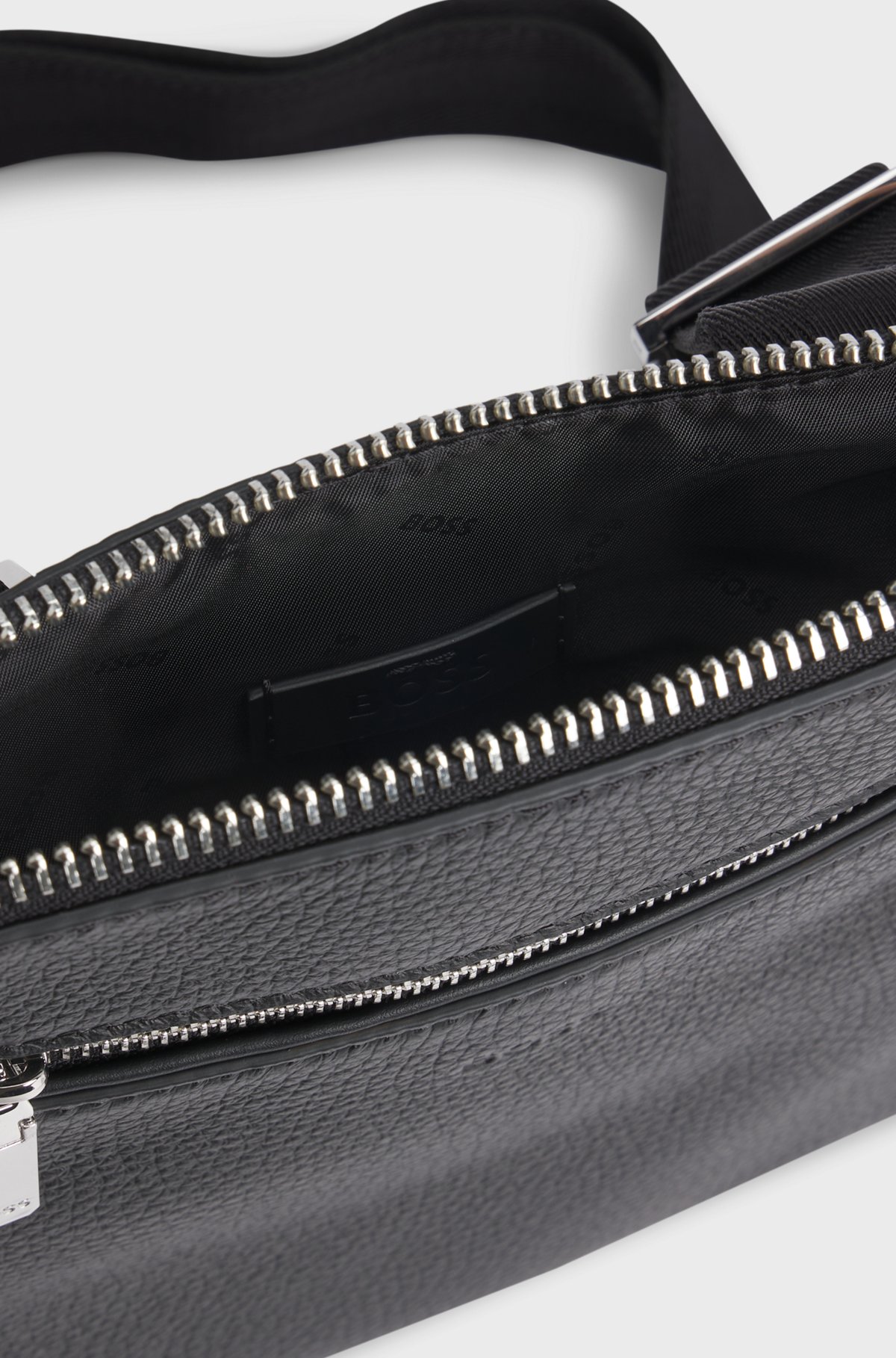 BOSS - イタリアングレインレザー エンベロープバッグ エンボス BOSS - イタリアングレインレザー エンベロープバッグ エンボス