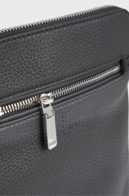 Borsa a busta in pelle italiana con logo goffrato, Nero